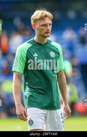 LIAM SCALES, qui joue en tant que défenseur de l'équipe écossaise Premier, club de football celte, participant à une séance d'entraînement et d'échauffement avant un match. Banque D'Images