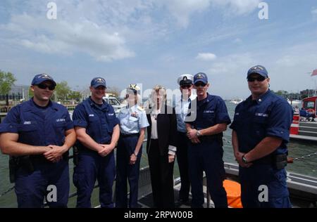 Visite de la secrétaire Gale Norton à Annapolis, Maryland, pour des cérémonies et des visites connexes marquant le transfert du phare Thomas point Shoal de la Garde côtière américaine à la ville d’Annapolis et à son partenaire à but non lucratif, la U.S. Lighthouse Society Banque D'Images