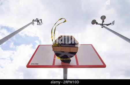 200420 -- BEIJING, le 20 avril 2020 -- Un panneau de basket-ball avec un cerceau bloqué en bois a été vu lors de l'épidémie de COVID-19 à Toronto, Canada, le 18 avril 2020. Photo de /Xinhua XINHUA PHOTOS DU JOUR ZouxZheng PUBLICATIONxNOTxINxCHN Banque D'Images