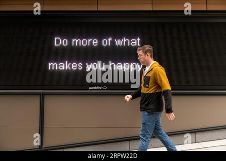 Seattle, États-Unis. 21 juillet 2023. Une personne qui passe un message positif au centre-ville. Banque D'Images