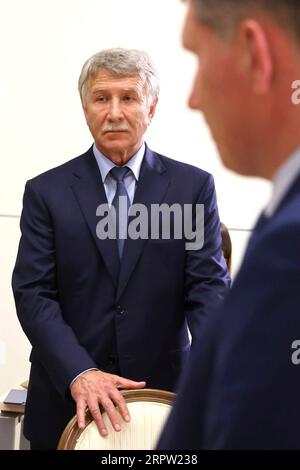 Sotchi, Russie. 04 septembre 2023. Leonid Mikhelson, président du conseil d’administration de Novatek, arrive pour une réunion sur la mise en œuvre du projet de GNL de Mourmansk depuis sa résidence en mer Noire, le 4 septembre 2023 à Sotchi, région de Krasnodar, Russie. Crédit : Mikhail Klimentyev/Kremlin Pool/Alamy Live News Banque D'Images