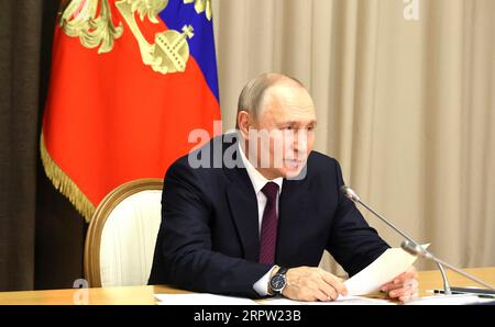 Sotchi, Russie. 04 septembre 2023. Le président russe Vladimir Poutine préside une réunion sur la mise en œuvre du projet de GNL de Mourmansk depuis sa résidence en mer Noire, le 4 septembre 2023 à Sotchi, dans la région de Krasnodar, en Russie. Crédit : Mikhail Klimentyev/Kremlin Pool/Alamy Live News Banque D'Images