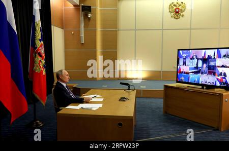 Sotchi, Russie. 05 septembre 2023. Le président russe Vladimir Poutine préside une réunion par vidéoconférence du comité d'organisation de la Journée de la victoire de Pobeda depuis sa résidence de la mer Noire, le 5 septembre 2023 à Sotchi, dans la région de Krasnodar, en Russie. Crédit : Mikhail Klimentyev/Kremlin Pool/Alamy Live News Banque D'Images