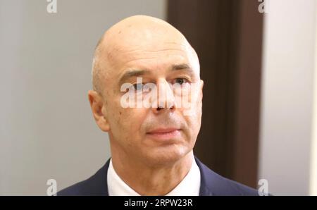 Sotchi, Russie. 04 septembre 2023. Le ministre russe des Finances Anton Siluanov arrive pour une réunion sur la mise en œuvre du projet de GNL de Mourmansk depuis sa résidence en mer Noire, le 4 septembre 2023 à Sotchi, dans la région de Krasnodar, en Russie. Crédit : Mikhail Klimentyev/Kremlin Pool/Alamy Live News Banque D'Images