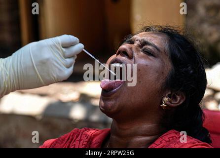 200420 -- MUMBAI, le 20 avril 2020 Xinhua -- Une femme reçoit un nouveau test de dépistage du coronavirus à Dharavi, le plus grand bidonville d Asie, à Mumbai, en Inde, le 16 avril 2020. Str/Xinhua INDIA-MUMBAI-DHARAVI TEST DU CORONAVIRUS DES TAUDIS PUBLICATIONxNOTxINxCHN Banque D'Images