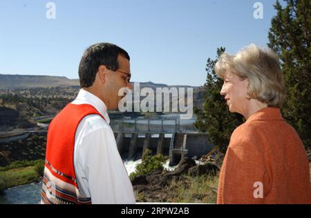 Secrétaire Gale Norton, à droite, près du barrage hydroélectrique Pelton Rerégulating à Warm Springs, Oregon, lors de sa visite pour participer à des événements marquant un accord fédéral, tribal, corporatif concernant la protection écologique de la rivière Deschutes et la remise en licence de la centrale hydroélectrique de Portland General Electric Banque D'Images