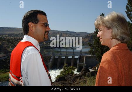 Secrétaire Gale Norton, à droite, près du barrage hydroélectrique Pelton Rerégulating à Warm Springs, Oregon, lors de sa visite pour participer à des événements marquant un accord fédéral, tribal, corporatif concernant la protection écologique de la rivière Deschutes et la remise en licence de la centrale hydroélectrique de Portland General Electric Banque D'Images