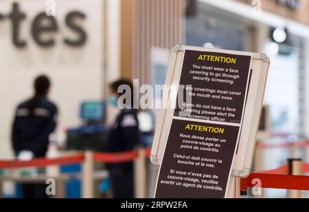 200420 -- TORONTO, le 20 avril 2020 -- Un avis de nouvelles exigences en matière de couverture faciale a été vu lors de l'éclosion de COVID-19 à l'aéroport international Pearson de Toronto, Canada, le 20 avril 2020. Le ministre canadien des Transports, Marc Garneau, a annoncé le 17 avril une nouvelle mesure qui entrera en vigueur le 20 avril, obligeant tous les passagers des compagnies aériennes à se couvrir la bouche et le nez avec un masque non médical ou un autre masque facial aux points de contrôle de l’aéroport. Photo de /Xinhua CANADA-TORONTO-COVID-19-MESURES ZouxZheng PUBLICATIONxNOTxINxCHN Banque D'Images