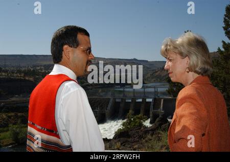 Secrétaire Gale Norton, à droite, près du barrage hydroélectrique Pelton Rerégulating à Warm Springs, Oregon, lors de sa visite pour participer à des événements marquant un accord fédéral, tribal, corporatif concernant la protection écologique de la rivière Deschutes et la remise en licence de la centrale hydroélectrique de Portland General Electric Banque D'Images