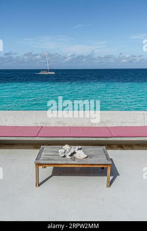 Patio surplombant la mer des Caraïbes, Curaçao Banque D'Images