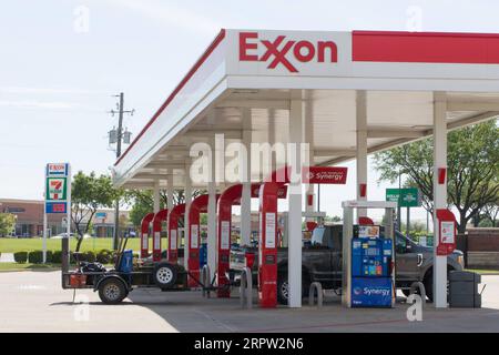 200420 -- PLANO U.S., 20 avril 2020 -- une photo prise le 20 avril 2020 montre une station-service Exxon à Plano, Texas, États-Unis. Les prix du pétrole américain se sont écrasés sur le territoire négatif pour la première fois dans l'histoire lundi. Le West Texas Intermediate WTI pour la livraison de mai a versé 55,9 dollars américains, ou plus de 305 pour cent, pour s'établir à -37,63 dollars le baril sur le New York Mercantile Exchange. Photo de Dan Tian/Xinhua États-Unis-TEXAS-PLANO-PRIX DU PÉTROLE-CRASH GaoxLu PUBLICATIONxNOTxINxCHN Banque D'Images