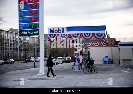 200421 -- NEW YORK, 21 avril 2020 Xinhua -- Un panneau affiche les prix de l'essence dans une station-service dans le quartier de Brooklyn à New York, aux États-Unis, le 20 avril 2020. Les prix du pétrole américain se sont écrasés sur le territoire négatif pour la première fois de l’histoire lundi, alimentés par le choc de la demande lié à la pandémie et les craintes d’une offre excédentaire. Le West Texas Intermediate WTI pour la livraison de mai a versé 55,9 dollars américains, ou plus de 305 pour cent, pour s'établir à -37,63 dollars le baril sur le New York Mercantile Exchange, ce qui implique que les producteurs paieraient des acheteurs pour enlever le pétrole de leurs mains. Photo de Michael Nagle/ Xinhua U.S.-NEW YORK- Banque D'Images