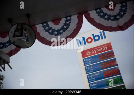 200421 -- NEW YORK, 21 avril 2020 Xinhua -- Un panneau affiche les prix de l'essence dans une station-service dans le quartier de Brooklyn à New York, aux États-Unis, le 20 avril 2020. Les prix du pétrole américain se sont écrasés sur le territoire négatif pour la première fois de l’histoire lundi, alimentés par le choc de la demande lié à la pandémie et les craintes d’une offre excédentaire. Le West Texas Intermediate WTI pour la livraison de mai a versé 55,9 dollars américains, ou plus de 305 pour cent, pour s'établir à -37,63 dollars le baril sur le New York Mercantile Exchange, ce qui implique que les producteurs paieraient des acheteurs pour enlever le pétrole de leurs mains. Photo de Michael Nagle/ Xinhua U.S.-NEW YORK- Banque D'Images