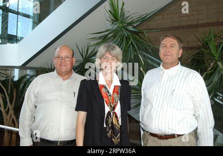 Secrétaire Gale Norton, centre, a participé à des activités de réunion et d'accueil à Safford, dans la région de l'Arizona, au cours de la visite mettant l'accent sur la gestion forestière, la gestion des minéraux, et les problèmes de combustibles dangereux Banque D'Images