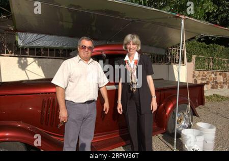 Secrétaire Gale Norton, à droite, près de l'exposition d'une voiture classique pendant Miami, Arizona escale sur la tournée sud-est de l'Arizona mettant en évidence la gestion forestière, la gestion des minéraux et les problèmes de carburants dangereux Banque D'Images