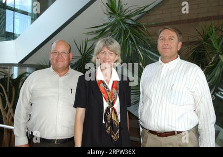 Secrétaire Gale Norton, centre, a participé à des activités de réunion et d'accueil à Safford, dans la région de l'Arizona, au cours de la visite mettant l'accent sur la gestion forestière, la gestion des minéraux, et les problèmes de combustibles dangereux Banque D'Images