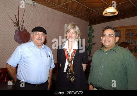 Secrétaire Gale Norton, centre, a participé à des activités de réunion et d'accueil pendant l'arrêt au restaurant El Rey de Guayo à Miami, Arizona. Le secrétaire Gale Norton a visité le sud-est de l'Arizona pour des visites guidées, des discussions sur la gestion forestière, la gestion des minéraux et les questions relatives aux combustibles dangereux Banque D'Images