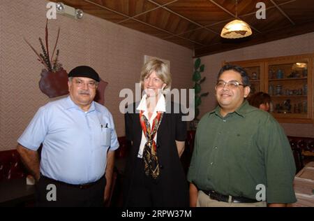 Secrétaire Gale Norton, centre, a participé à des activités de réunion et d'accueil pendant l'arrêt au restaurant El Rey de Guayo à Miami, Arizona. Le secrétaire Gale Norton a visité le sud-est de l'Arizona pour des visites guidées, des discussions sur la gestion forestière, la gestion des minéraux et les questions relatives aux combustibles dangereux Banque D'Images