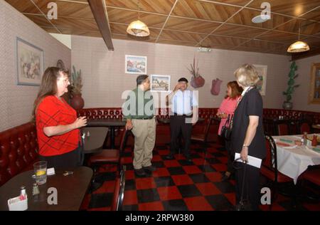 La secrétaire Gale Norton, à l'extrême droite, s'est engagée dans des activités de réunion et de salutation lors de son arrêt au restaurant El Rey de Guayo à Miami, Arizona. Le secrétaire Gale Norton a visité le sud-est de l'Arizona pour des visites guidées, des discussions sur la gestion forestière, la gestion des minéraux et les questions relatives aux combustibles dangereux Banque D'Images