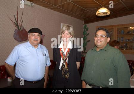 Secrétaire Gale Norton, centre, a participé à des activités de réunion et d'accueil pendant l'arrêt au restaurant El Rey de Guayo à Miami, Arizona. Le secrétaire Gale Norton a visité le sud-est de l'Arizona pour des visites guidées, des discussions sur la gestion forestière, la gestion des minéraux et les questions relatives aux combustibles dangereux Banque D'Images