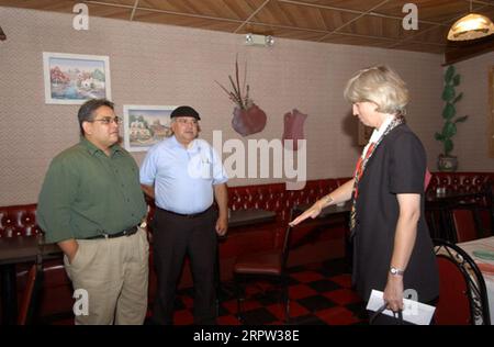 La secrétaire Gale Norton, à l'extrême droite, s'est engagée dans des activités de réunion et de salutation lors de son arrêt au restaurant El Rey de Guayo à Miami, Arizona. Le secrétaire Gale Norton a visité le sud-est de l'Arizona pour des visites guidées, des discussions sur la gestion forestière, la gestion des minéraux et les questions relatives aux combustibles dangereux Banque D'Images