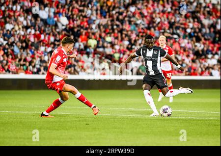 Barnsley, Royaume-Uni, 5 septembre 2023. ABO EISA lors du match de football en phase de groupes EFL Trophy entre le Barnsley FC et le Grimsby Town FC à Oakwell Stadium, Barnsley, UK.crédit : Jon Corken /Alamy Live News Banque D'Images