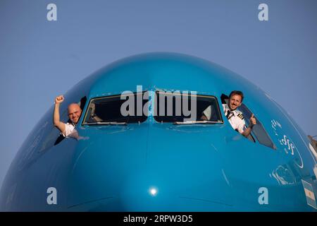 200421 -- BUENOS AIRES, le 21 avril 2020 Xinhua -- les pilotes d'un geste d'avion charter avant son départ pour Shanghai en Chine depuis l'aéroport international Ezeiza de Buenos Aires, Argentine, le 17 avril 2020. Après avoir parcouru plus de 38 000 km en quelque 56 heures, le tout premier vol direct de la Chine à l’Argentine a atterri samedi à Buenos Aires, transportant des fournitures médicales nécessaires de toute urgence pour lutter contre le COVID-19. POUR ALLER AVEC Feature : le premier vol direct Chine-Argentine parcourt plus de 38 000 km, livre des fournitures médicales contre COVID-19 photo de Martin Zabala/Xinhua ARGENTINA-BUENOS AIRES-COVID-19-FLIGH Banque D'Images