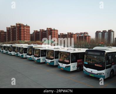 200421 -- PÉKIN, le 21 avril 2020 -- une photo aérienne prise le 14 janvier 2020 montre les bus électriques dans le comté de Laixi, à Qingdao, dans la province du Shandong de l est de la Chine. Xinhua Headlines : poursuivant le développement vert, la Chine s'efforce de protéger la Terre DingxHongfa PUBLICATIONxNOTxINxCHN Banque D'Images