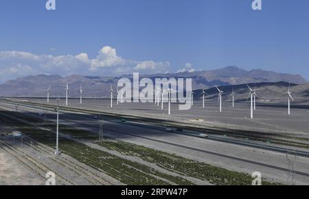 200421 -- PÉKIN, le 21 avril 2020 -- une photo prise le 27 juin 2019 montre le champ éolien de Baiyanghe à Turpan, dans la région autonome ouïgoure du Xinjiang, au nord-ouest de la Chine. Xinhua Headlines : poursuivant le développement vert, la Chine s'efforce de protéger la Terre WangxFei PUBLICATIONxNOTxINxCHN Banque D'Images