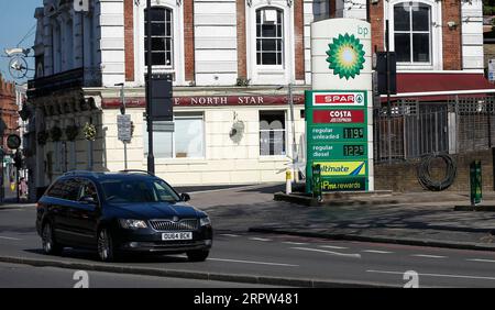 200421 -- LONDRES, le 21 avril 2020 -- Une voiture passe devant une station-service à Londres, en Grande-Bretagne, le 21 avril 2020. Le brut Brent a chuté à 22 dollars américains le baril à un moment donné mardi matin alors que la demande mondiale de pétrole s’effondre en raison du confinement dans de nombreux pays pour lutter contre la pandémie de coronavirus. BRITAIN-LONDON-BRENT CRUDE HanxYan PUBLICATIONxNOTxINxCHN Banque D'Images