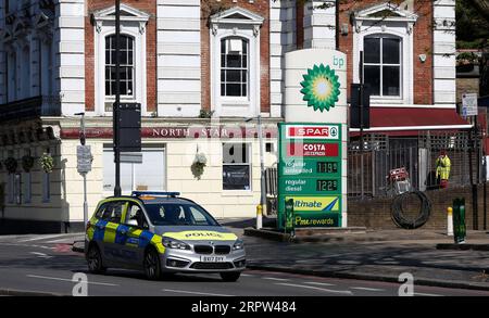 200421 -- LONDRES, le 21 avril 2020 -- Une voiture de police passe devant une station-service à Londres, en Grande-Bretagne, le 21 avril 2020. Le brut Brent a chuté à 22 dollars américains le baril à un moment donné mardi matin alors que la demande mondiale de pétrole s’effondre en raison du confinement dans de nombreux pays pour lutter contre la pandémie de coronavirus. BRITAIN-LONDON-BRENT CRUDE HanxYan PUBLICATIONxNOTxINxCHN Banque D'Images