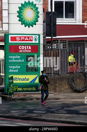 200421 -- LONDRES, le 21 avril 2020 -- Une femme passe devant une station-service à Londres, en Grande-Bretagne, le 21 avril 2020. Le brut Brent a chuté à 22 dollars américains le baril à un moment donné mardi matin alors que la demande mondiale de pétrole s’effondre en raison du confinement dans de nombreux pays pour lutter contre la pandémie de coronavirus. BRITAIN-LONDON-BRENT CRUDE HanxYan PUBLICATIONxNOTxINxCHN Banque D'Images