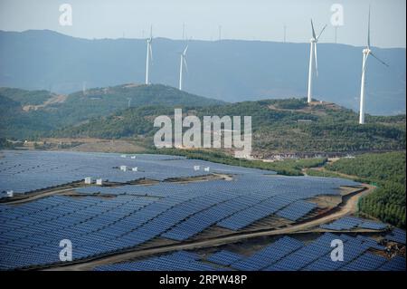 200421 -- PÉKIN, le 21 avril 2020 -- une photo prise le 13 mars 2018 montre la centrale photovoltaïque photovoltaïque de Pingjing et la centrale éolienne de Dahaizi dans le comté de Weining, dans la province du Guizhou, au sud-ouest de la Chine. Xinhua Headlines : poursuivant le développement vert, la Chine s'efforce de protéger la Terre LixXin PUBLICATIONxNOTxINxCHN Banque D'Images