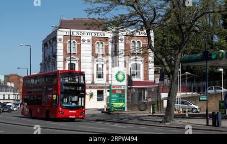 200421 -- LONDRES, le 21 avril 2020 -- Un double étage rouge passe devant une station-service à Londres, en Grande-Bretagne, le 21 avril 2020. Le brut Brent a chuté à 22 dollars américains le baril à un moment donné mardi matin alors que la demande mondiale de pétrole s’effondre en raison du confinement dans de nombreux pays pour lutter contre la pandémie de coronavirus. BRITAIN-LONDON-BRENT CRUDE HanxYan PUBLICATIONxNOTxINxCHN Banque D'Images