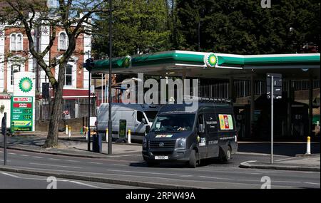 200421 -- LONDRES, le 21 avril 2020 -- Une camionnette quitte une station-service à Londres, en Grande-Bretagne, le 21 avril 2020. Le brut Brent a chuté à 22 dollars américains le baril à un moment donné mardi matin alors que la demande mondiale de pétrole s’effondre en raison du confinement dans de nombreux pays pour lutter contre la pandémie de coronavirus. BRITAIN-LONDON-BRENT CRUDE HanxYan PUBLICATIONxNOTxINxCHN Banque D'Images