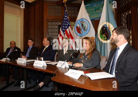 Secrétaire adjoint aux Affaires indiennes Dave Anderson, juge en chef de la Cour des revendications fédérales Edward Damich, Procureur général adjoint Thomas Sansonetti, Secrétaire Gale Norton, Quinault Indians President Pearl Capoeman-Baller, Trust for public Land Vice President Alan Front, de gauche à droite, lors de la signature du pacte Banque D'Images