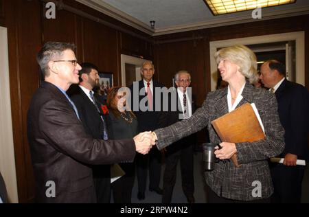 Secrétaire Gale Norton, à droite, saluant le juge en chef de la Cour des revendications fédérales des États-Unis, Edward Damich, au siège du ministère de l'intérieur signant un événement pour l'accord fédéral-tribal protégeant l'habitat forestier du muret marbré et d'autres espèces sur les terres de la réserve indienne Quinault dans l'État de Washington Banque D'Images