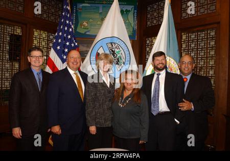 Cour des revendications fédérales juge en chef Edward Damich, procureur général adjoint Thomas Sansonetti, secrétaire Gale Norton, Quinault Indians Présidente Pearl Capoeman-Baller, Trust for public Land Vice-président Alan Front, secrétaire adjoint aux Affaires indiennes Dave Anderson, de gauche à droite, lors de la signature du pacte Banque D'Images