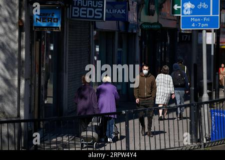 200421 -- LONDRES, le 21 avril 2020 -- Un homme portant un masque facial marche dans la rue à Londres, en Grande-Bretagne, le 21 avril 2020. 823 autres personnes testées positives au COVID-19 sont décédées dans des hôpitaux en Grande-Bretagne lundi après-midi, ce qui porte le nombre total de décès liés au coronavirus à 17 337, a déclaré mardi le ministère de la Santé et des Affaires sociales. Mardi matin, 129 044 personnes ont été testées positives au COVID-19, marquant une augmentation quotidienne de 4 301, a déclaré le département. BRETAGNE-LONDRES-COVID-19 HanxYan PUBLICATIONxNOTxINxCHN Banque D'Images