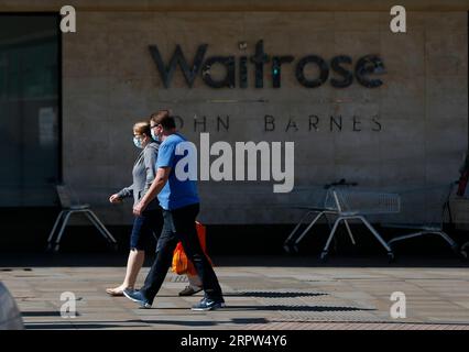 200421 -- LONDRES, le 21 avril 2020 -- des personnes portant des masques passent devant un supermarché à Londres, en Grande-Bretagne, le 21 avril 2020. 823 autres personnes testées positives au COVID-19 sont décédées dans des hôpitaux en Grande-Bretagne lundi après-midi, ce qui porte le nombre total de décès liés au coronavirus à 17 337, a déclaré mardi le ministère de la Santé et des Affaires sociales. Mardi matin, 129 044 personnes ont été testées positives au COVID-19, marquant une augmentation quotidienne de 4 301, a déclaré le département. BRETAGNE-LONDRES-COVID-19 HanxYan PUBLICATIONxNOTxINxCHN Banque D'Images