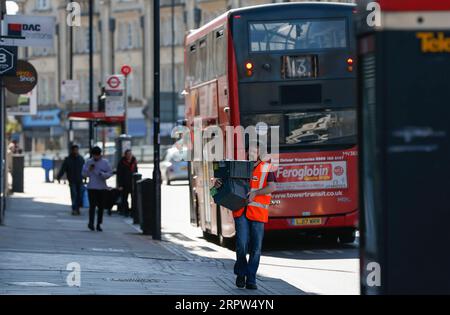 200421 -- LONDRES, le 21 avril 2020 -- Un livreur livre des colis à Londres, en Grande-Bretagne, le 21 avril 2020. 823 autres personnes testées positives au COVID-19 sont décédées dans des hôpitaux en Grande-Bretagne lundi après-midi, ce qui porte le nombre total de décès liés au coronavirus à 17 337, a déclaré mardi le ministère de la Santé et des Affaires sociales. Mardi matin, 129 044 personnes ont été testées positives au COVID-19, marquant une augmentation quotidienne de 4 301, a déclaré le département. BRETAGNE-LONDRES-COVID-19 HanxYan PUBLICATIONxNOTxINxCHN Banque D'Images