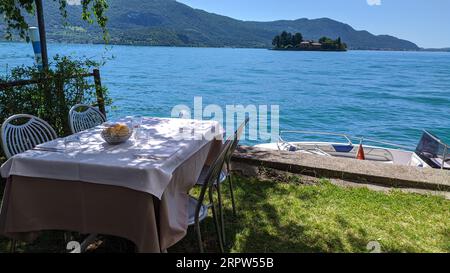 table de restaurant au bord du lac avec vue panoramique sur le lac Banque D'Images