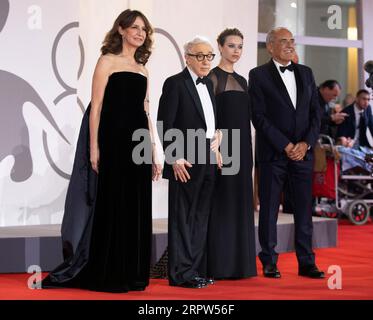 Venise, Italie. 05 septembre 2023. VENISE, ITALIE. 4 septembre 2023 : Valerie Lemercier, Woody Allen, Lou de Laage & Alberto Barbera à la première de « coup de chance » au 80e Festival International du film de Venise. Photo : Kristina Afanasyeva/Featureflash crédit : Paul Smith/Alamy Live News Banque D'Images