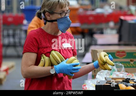 200422 -- LONDRES, le 22 avril 2020 -- Un bénévole travaille dans un centre de distribution alimentaire pour les groupes vulnérables, à Londres, en Grande-Bretagne, le 21 avril 2020. Le centre de distribution a été mis en place par le projet alimentaire Edible London, en partenariat avec le Conseil Haringey, dans une salle d'exposition à Alexandra Palace à Londres, pour la distribution de nourriture aux groupes vulnérables. Photo de /Xinhua UK-LONDON-FOOD DISTRIBUTION HUB TimxIreland PUBLICATIONxNOTxINxCHN Banque D'Images