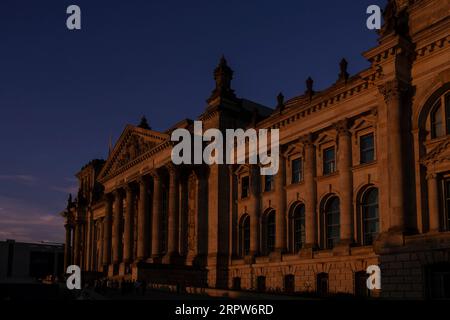 Berlin, Allemagne. 05 septembre 2023. Le bâtiment Reichstag à la lumière du soleil couchant. Crédit : Paul Zinken/dpa/Alamy Live News Banque D'Images