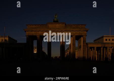 Berlin, Allemagne. 05 septembre 2023. Le soleil couchant colore la porte de Brandebourg d'une lumière spéciale. Crédit : Paul Zinken/dpa/Alamy Live News Banque D'Images