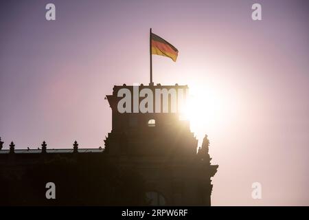 Berlin, Allemagne. 05 septembre 2023. Le soleil se couche derrière une tour du Reichstag. Crédit : Paul Zinken/dpa/Alamy Live News Banque D'Images