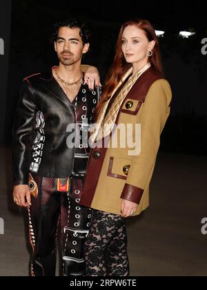 **FICHIER PHOTO** Joe Jonas fichier pour divorce de Sophie Turner. LOS ANGELES, CA - 15 OCTOBRE : (G-D) Joe Jonas et Sophie Turner assistent au 2e gala annuel de l'Academy Museum à l'Academy Museum of Motion Pictures le 15 octobre 2022 à Los Angeles, Californie. Crédit : Jeffrey Mayer/JTMPhotos/MediaPunch Banque D'Images