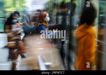 200422 -- WUHAN, le 22 avril 2020 -- les passagers font la queue pour prendre la ligne 1 du métro à Wuhan, dans la province du Hubei en Chine centrale, le 22 avril 2020. À partir d'avril 22, tous les transports publics ont repris leurs activités à Wuhan. CHINE-HUBEI-WUHAN-TRANSPORT PUBLIC CN SHENXBOHAN PUBLICATIONXNOTXINXCHN Banque D'Images