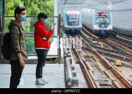 200422 -- WUHAN, le 22 avril 2020 -- des passagers attendent la ligne 1 du métro à Wuhan, dans la province du Hubei en Chine centrale, le 22 avril 2020. À partir d'avril 22, tous les transports publics ont repris leurs activités à Wuhan. CHINE-HUBEI-WUHAN-TRANSPORT PUBLIC CN SHENXBOHAN PUBLICATIONXNOTXINXCHN Banque D'Images